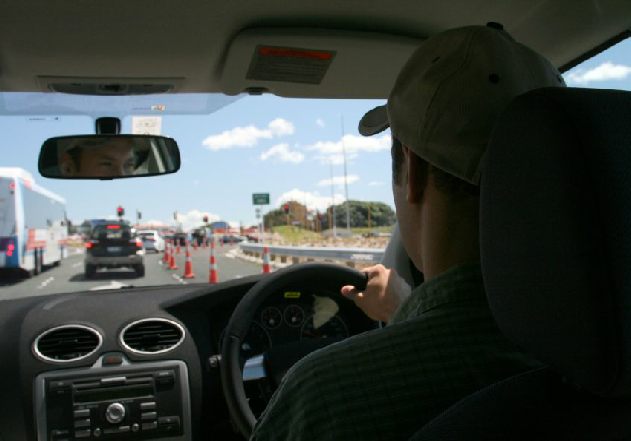 Image credit: http://www.123rf.com/photo_648221_man-driving-on-the-left-side.html / xmarchant / 123RF Stock Photo