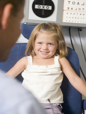 Image credit: www.123rf.com/photo_3485444_optometrist-in-exam-room-with-young-girl-in-chair-smiling.html / stockbroker / 123RF Stock Photo